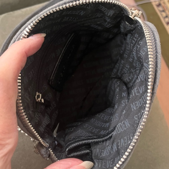 Steve Madden gray textured velvet crossbody bag - Picture 5 of 5